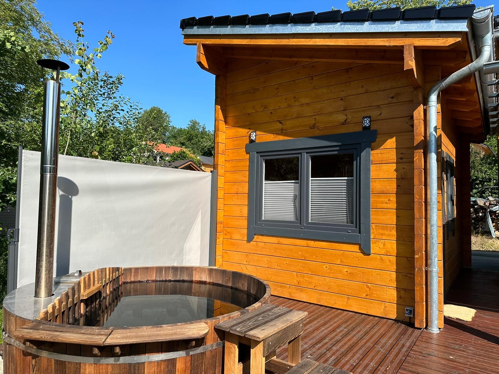Badefass und Saunahäuschen im Garten