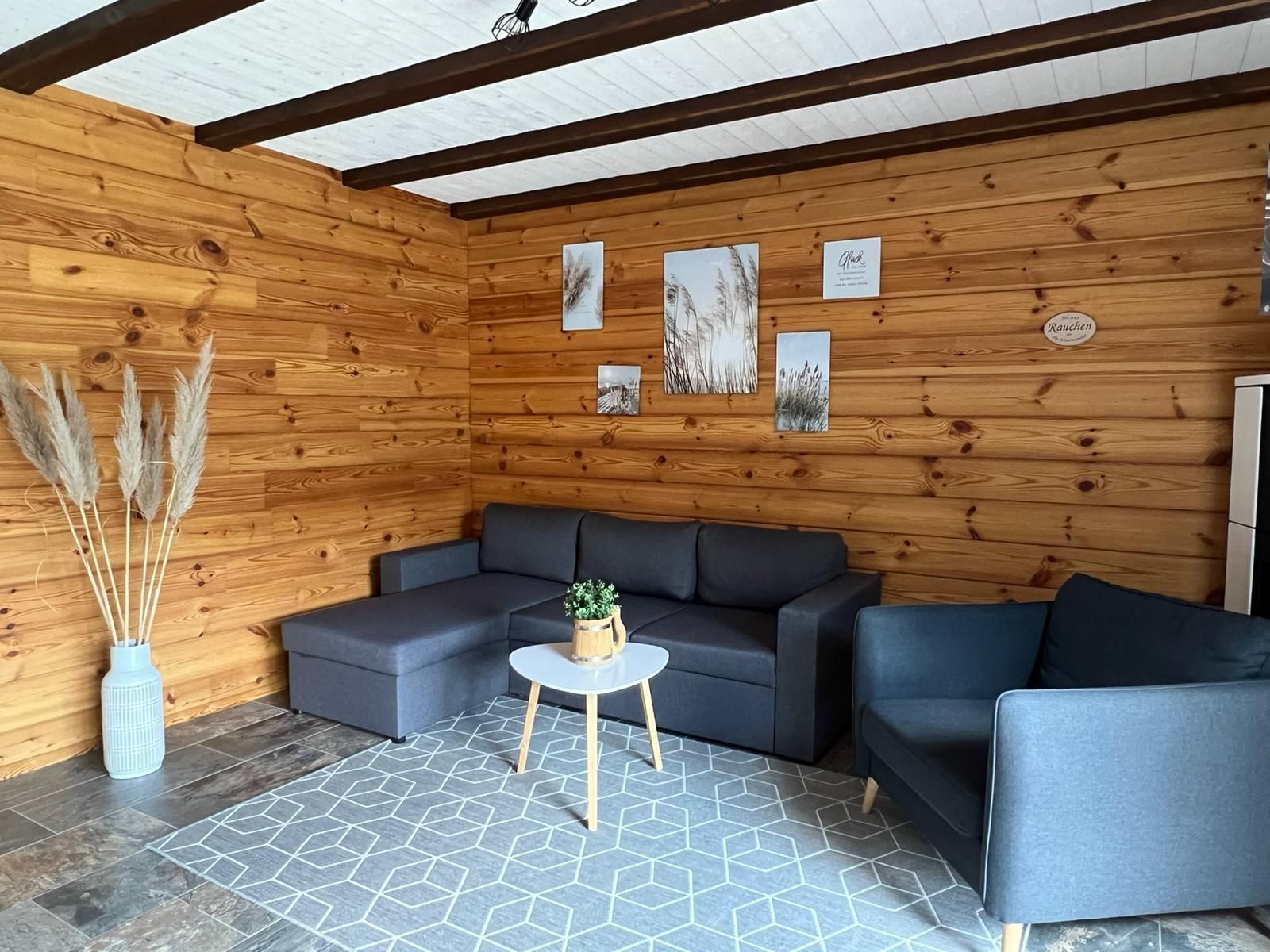 Wohnzimmer mit Sofa und Couchtisch