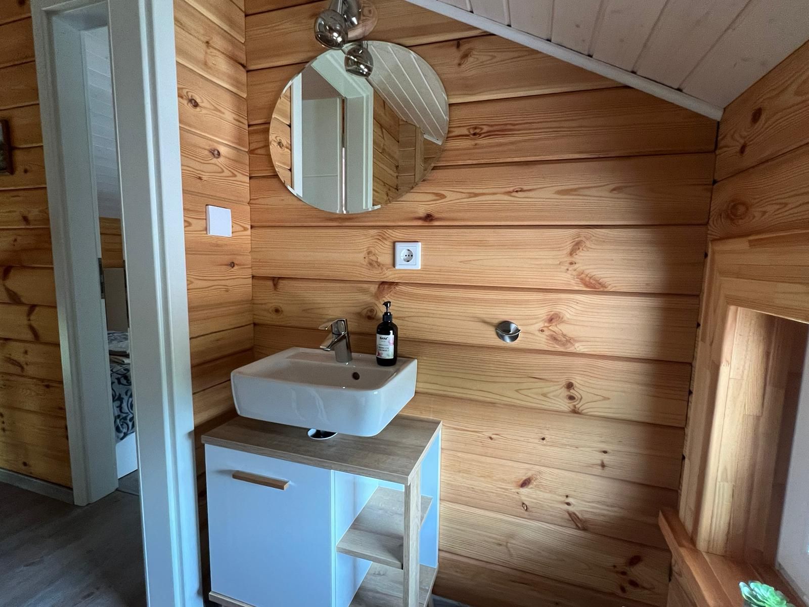 Badezimmer mit Waschbecken und Spiegel