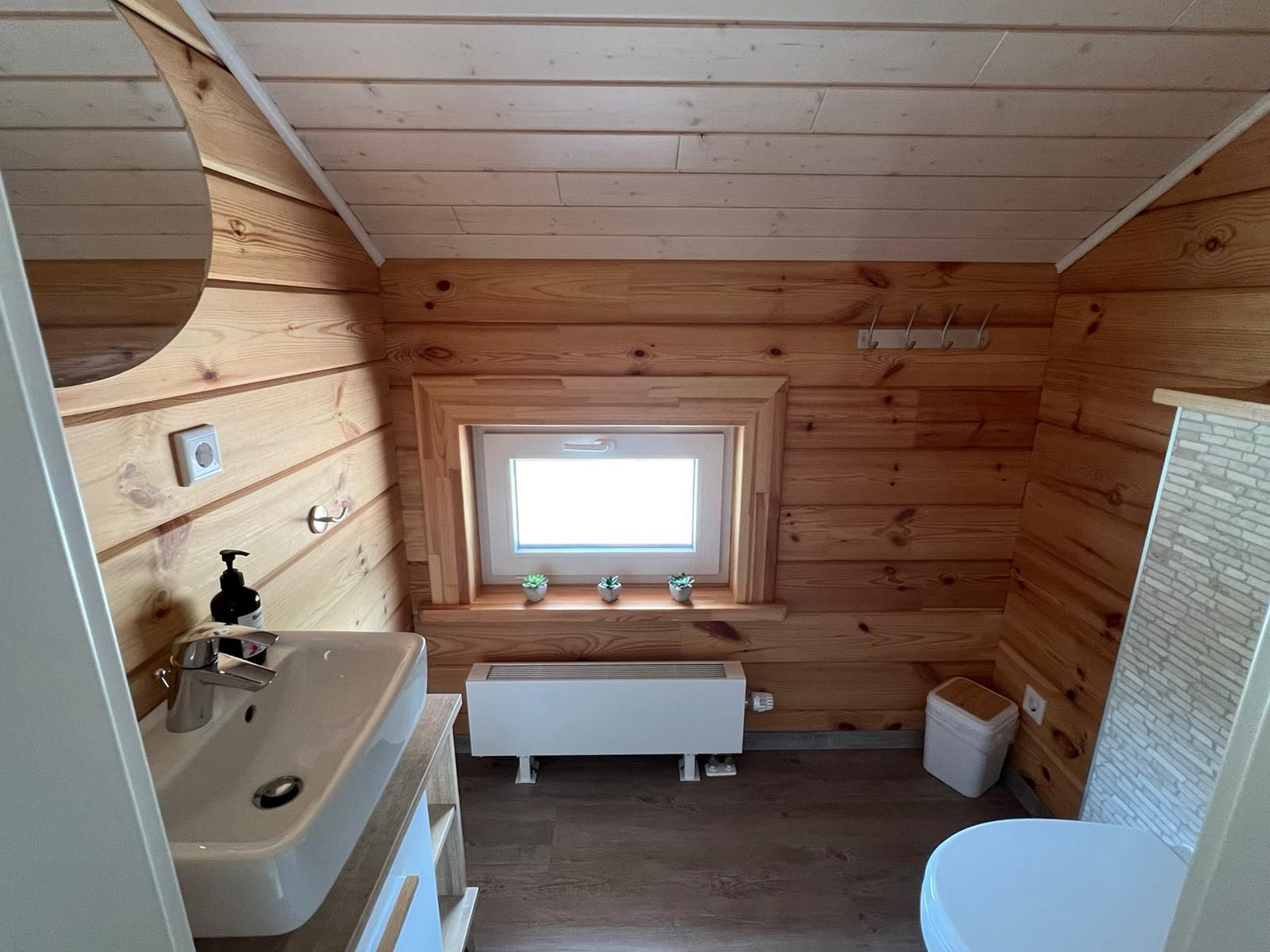 Zweites Badezimmer mit Waschtisch