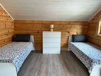 Schlafzimmer mit zwei Einzelbetten und Kommode