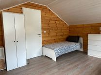 Schlafzimmer mit Bett und Kleiderschrank